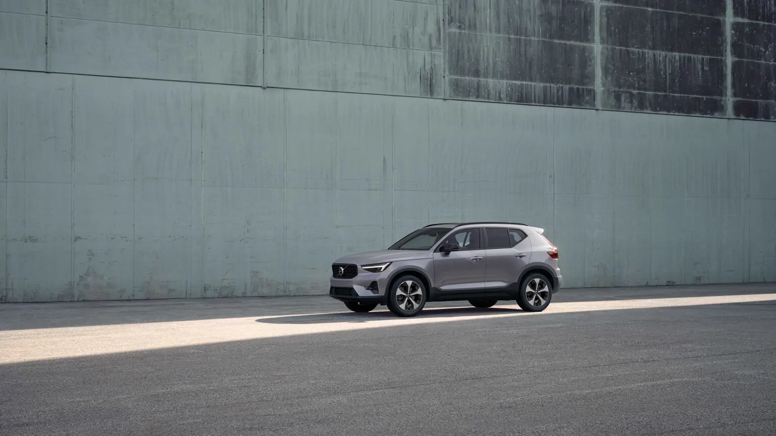 Volvo XC40 B3 FWD Plus Dark MY27
