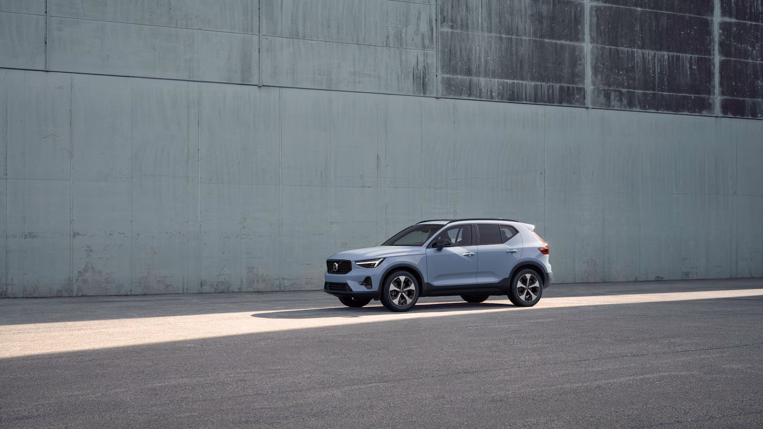 Volvo XC40 B3 FWD Plus Dark MY27