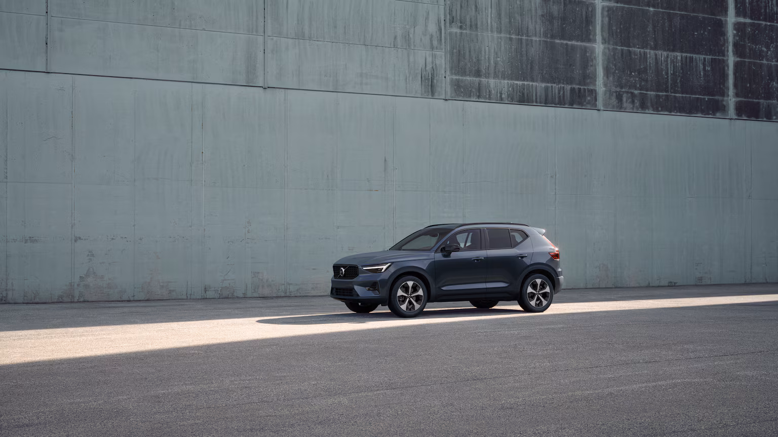 Volvo XC40 B3 FWD Plus Dark MY27