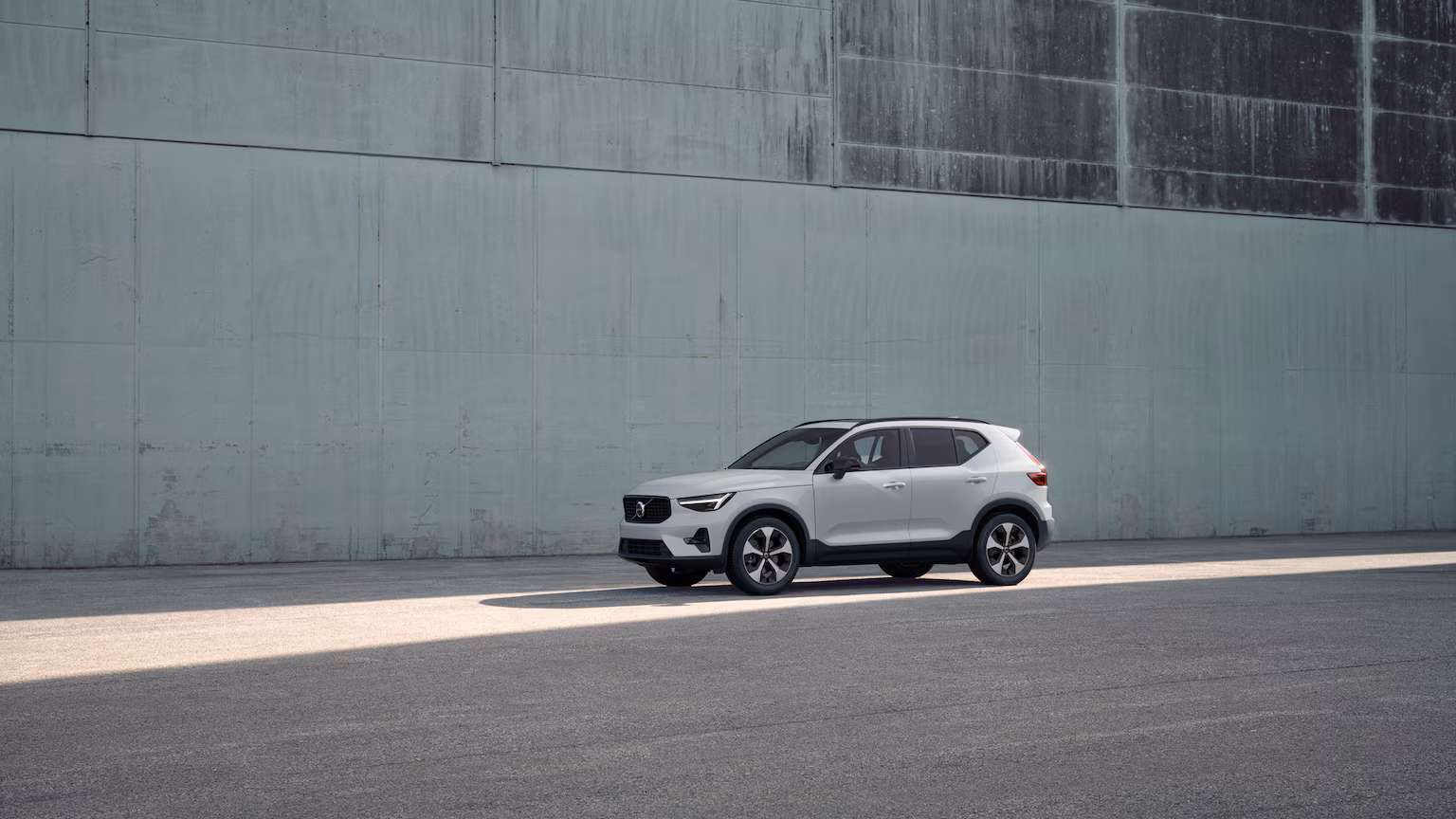Volvo XC40 B4 Mild Hybrid Essence Ultra Dark MY27