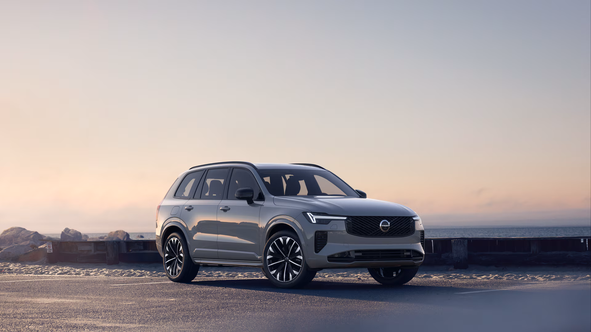 Volvo XC90 T8 AWD Hybride rechargeable Électrique/essence Ultra Dark 7 Sièges MY27