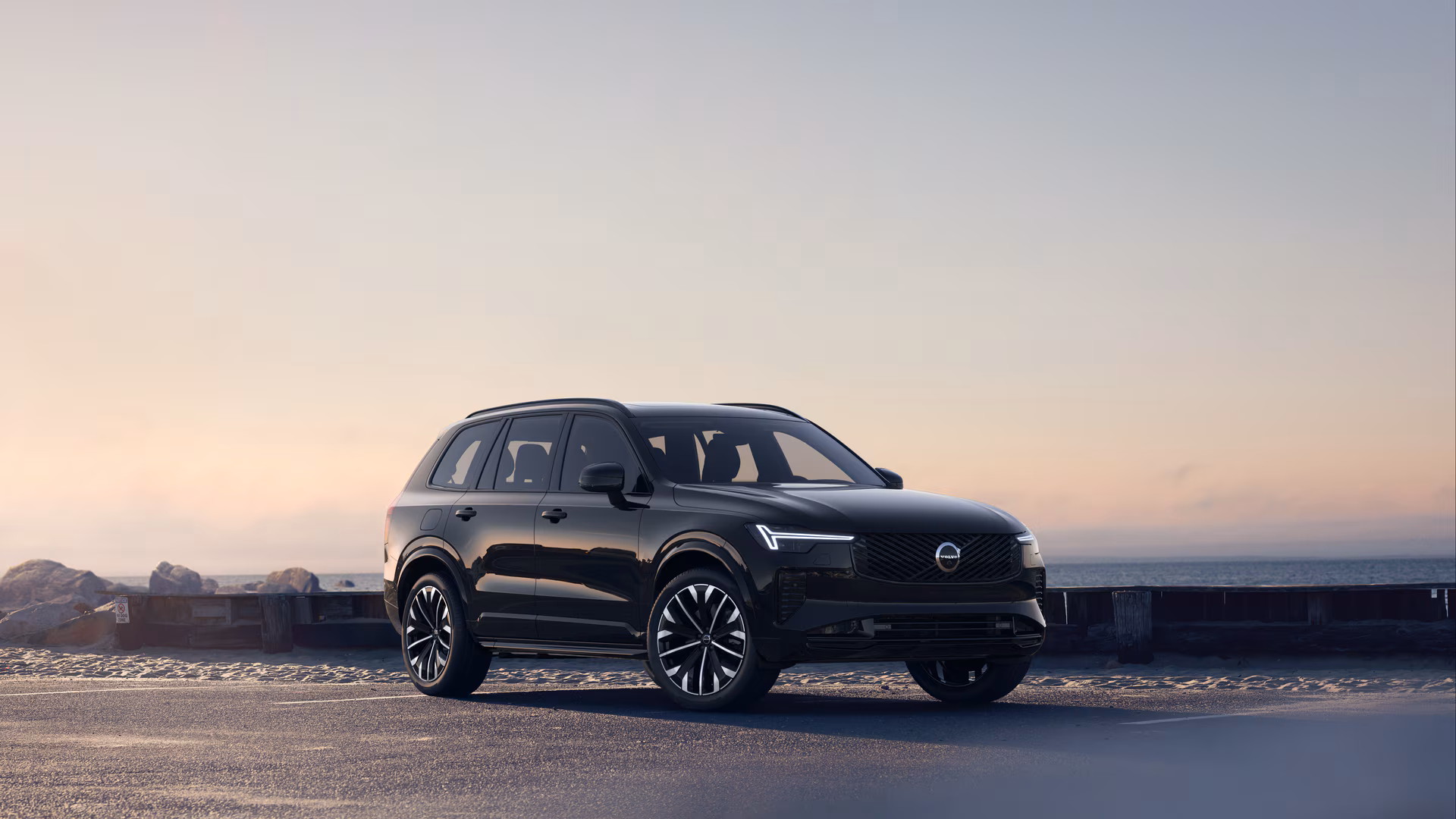 Volvo XC90 Black Edition T8 AWD Hybride rechargeable Électrique/essence Ultra 7 Sièges MY27