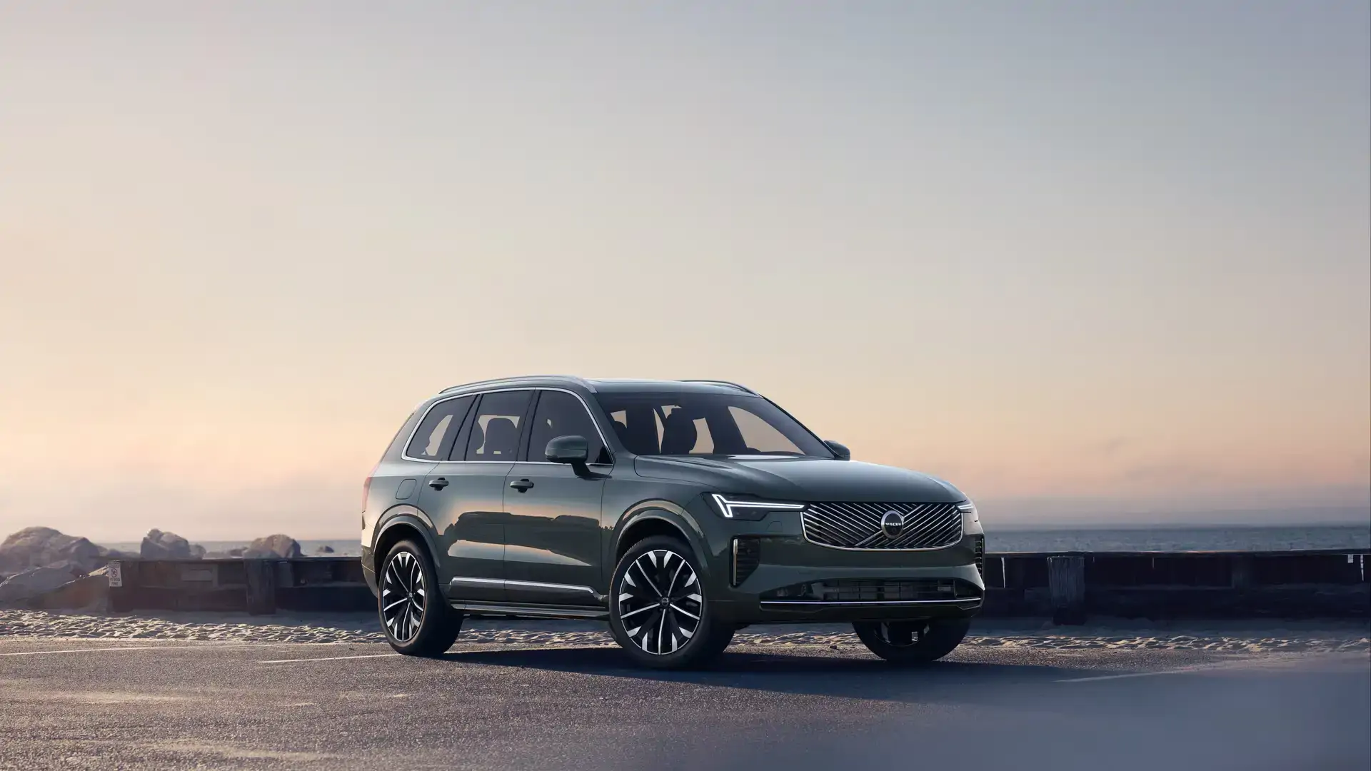 Volvo XC90 T8 AWD Hybride rechargeable Électrique/essence Ultra Dark 7 Sièges MY27