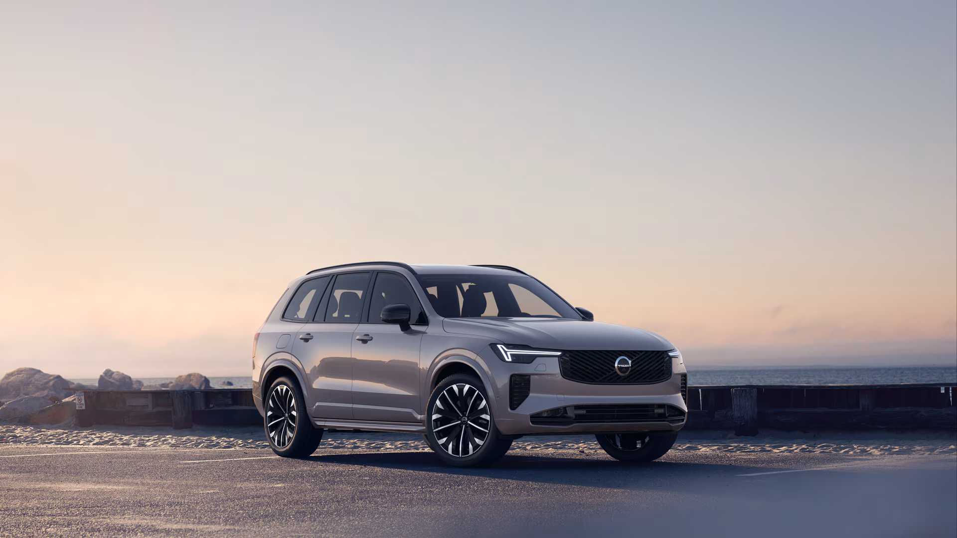 Volvo XC90 T8 AWD Hybride rechargeable Électrique/essence Ultra Bright 7 Sièges MY27